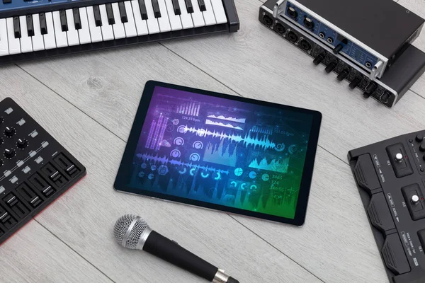 Instrumentos de música electrónica y tableta con concepto de informes —  Fotos de Stock