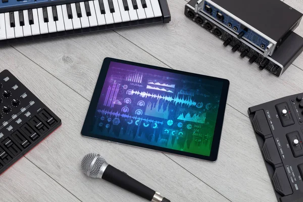 Instrumentos musicais eletrônicos e tablet com conceito de relatórios — Fotografia de Stock