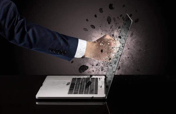Hand breekt laptop glazen — Stockfoto