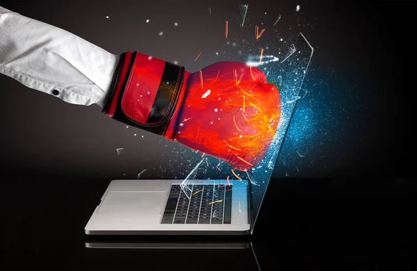 Disparando mão quebrando laptop tela de vidro — Fotografia de Stock