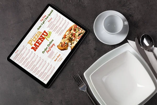 Online pizza menu met servies concept — Stockfoto