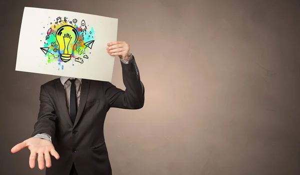 Persona sosteniendo un papel con concepto de bulbo colorido —  Fotos de Stock