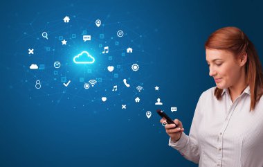 Bulut teknoloji kavramı ile telefon kullanan kişi