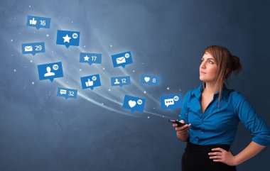 Sosyal medya kavramı ile telefon kullanan genç kişi