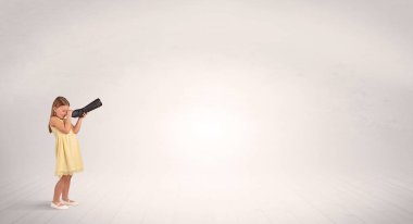 Spyglass boş bir alana bakarak çocuğun