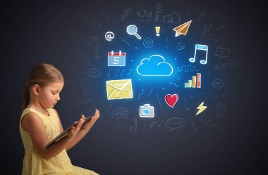 Kız holding tablet uygulamaları kavramı ile