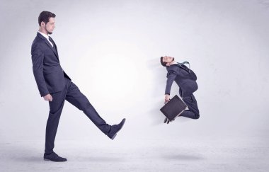 Büyük adam küçük kendisini kovuyor