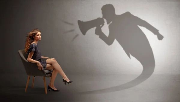 Sombra escura gritando a senhora elegante — Fotografia de Stock