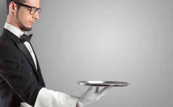 Официант в белых перчатках и стальном подносе — стоковое фото