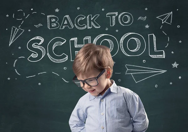 Liebenswerter Kleiner Junge Mit Tafel Und Zurück Zum Schulkonzept — Stockfoto