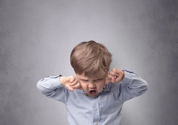 Adorable niño delante de una pared vacía —  Fotos de Stock