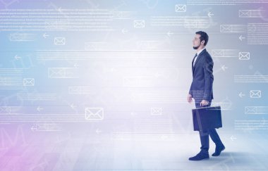 İşadamı ile posta kavramı yürüyüş