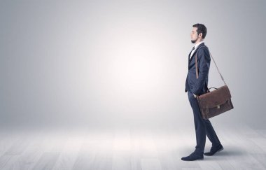 Boş bir duvarın önünde yürüyüş işadamı