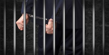 Hapiste yakın kelepçeli erkek