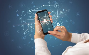 İnsanlar kavramı bağlanmak için Smartphone kullanarak ele