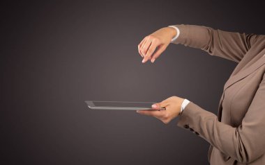 Mockup el holding tablet