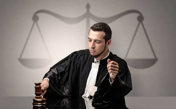Fiatal bíró úgy döntött, ruha — Stock Fotó