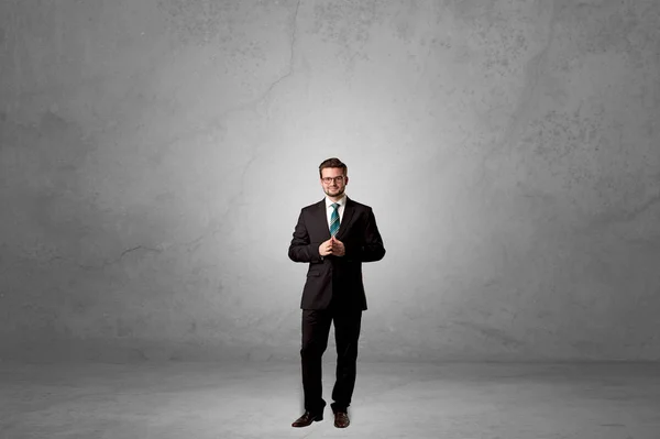 Einsamer Geschäftsmann steht in einem dunklen Raum — Stockfoto