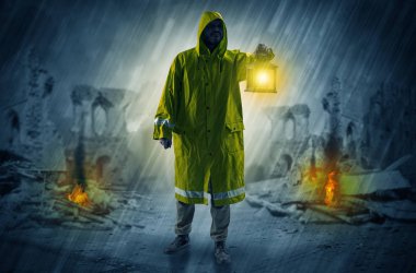 Adam felaket mahallinde parlayan bir fener ile