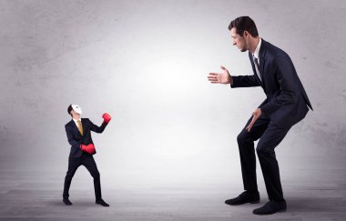 Küçük maskeli işadamı için yalvarıyor işadamı