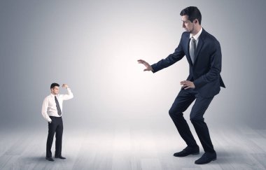 Küçük bir işadamı dev iş adamı korkuttu