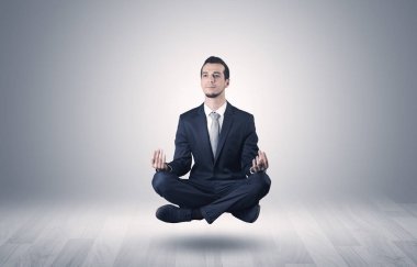 İşadamı bir boşluk kavramı içinde meditasyon
