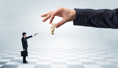 Büyük bir el üzerinde büyük Satrançtaşı karşı mücadele işadamı