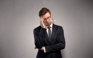 Termometre ve kopya alanı ile iş adamı