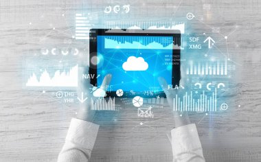 Tablet tutarak ve finantial rapor kavramı kontrol el