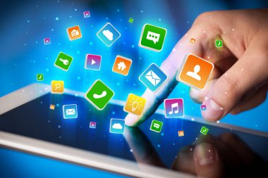 El ile uygulama simgeleri etrafında uçan tablet kullanma