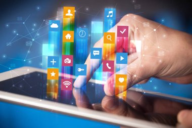 El ile uygulama simgeleri etrafında uçan tablet kullanma