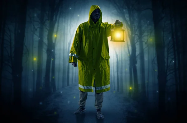 Mysterieuze man, komende van een wandelpad in het bos met gloeiende lantaarn concept — Stockfoto