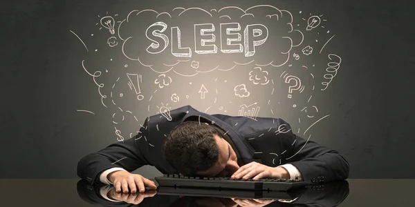 Empresário adormeceu em seu local de trabalho com ideias, sono e conceito cansado — Fotografia de Stock