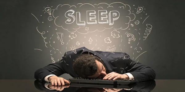 Empresario se quedó dormido en su lugar de trabajo con ideas, sueño y concepto cansado — Foto de Stock