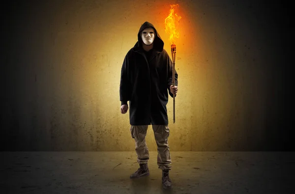 Homem caminhando em um espaço vazio com flambeau ardente — Fotografia de Stock