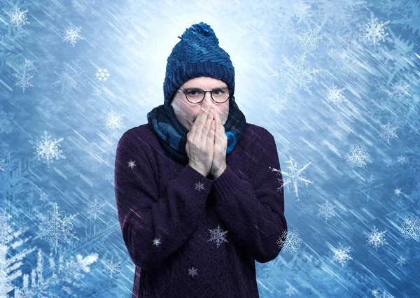 Junge friert in warmer Kleidung und schneit — Stockfoto