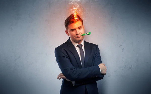 Hombre de negocios enfermo con concepto de cabeza ardiente —  Fotos de Stock