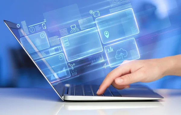 Hand met laptop informatie database concept — Stockfoto