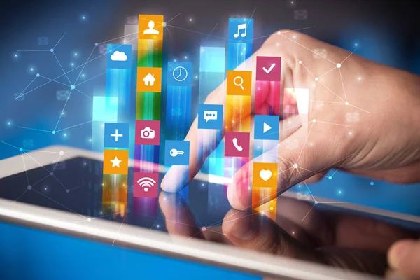 El ile uygulama simgeleri etrafında uçan tablet kullanma