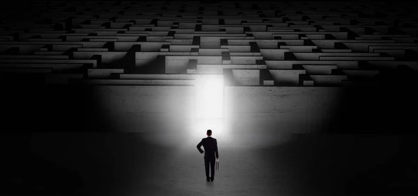 Zakenman beginnen een donkere labyrint uitdaging — Stockfoto