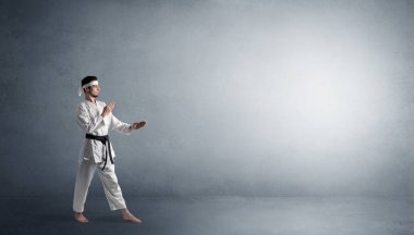Boş bir alanda mücadele küçük karate adam