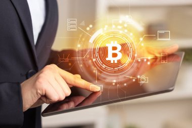 İş kadını ev ofis ruh bitcoin bağlantı ağ kavramı ile tablet kullanma