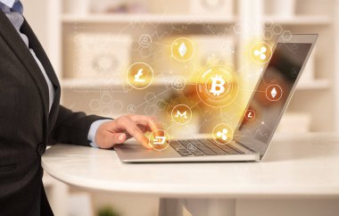 Bitcoin bağlantı ağı ve online kavramı ile dizüstü bilgisayar üzerinde çalışan iş kadın