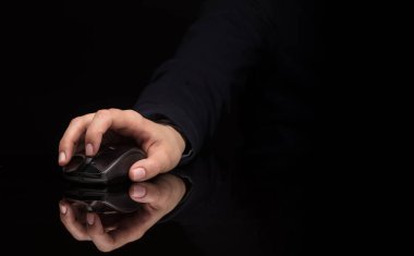 Koyu arka plan üzerinde fare kullanarak ele