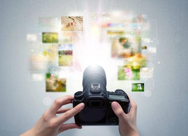 El yaşam olayları digital fotoğraf makinesi ile yakalar.