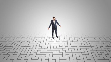 Bir labirentin ortasında duran işadamı