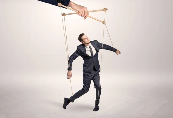 Marionett affärsman Blyhaltigt av en enorm hand — Stockfoto