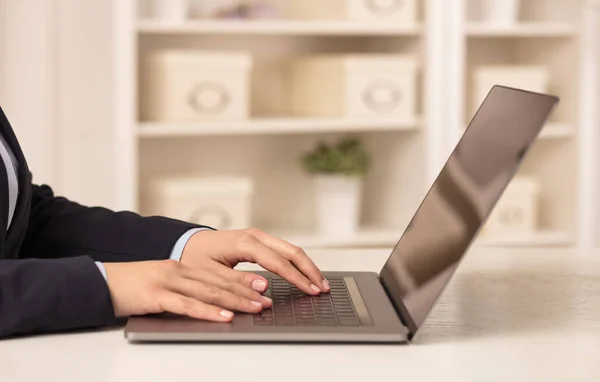 İş kadını onun laptop rahat bir ortamda çalışma — Stok fotoğraf