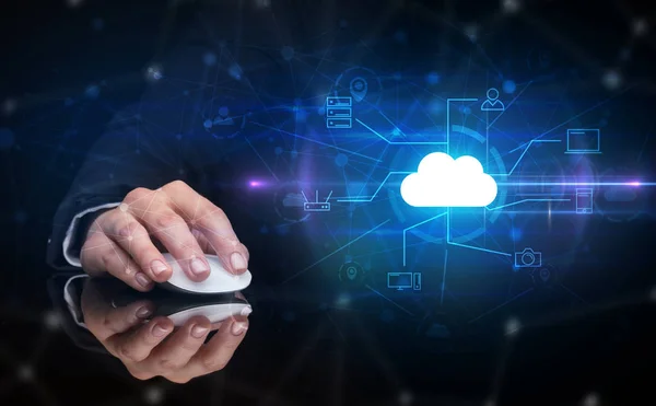 Mão usando o mouse com tecnologia de nuvem e conceito de armazenamento online — Fotografia de Stock
