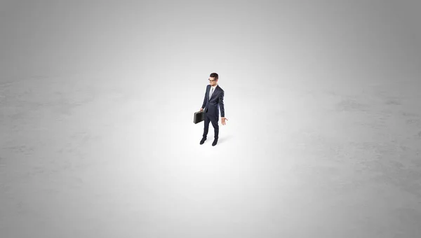 Businessman standing in the middle of an empty space — Stock Photo, Image